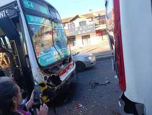 Villa Elisa: choque entre buses deja varios pasajeros lesionados - trece