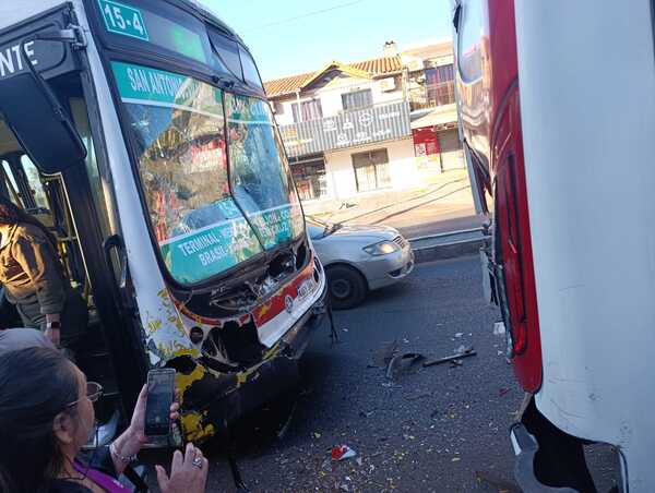 Villa Elisa: choque entre buses deja varios pasajeros lesionados - trece