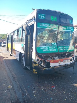 Choque entre colectivos deja al menos 17 lesionados en Villa Elisa | Unicanal