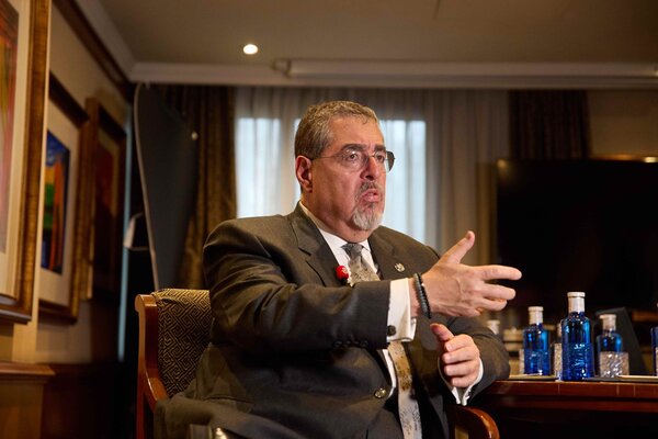 Fiscalía solicita retirar inmunidad al presidente Arévalo tras fuga de 20 pandilleros