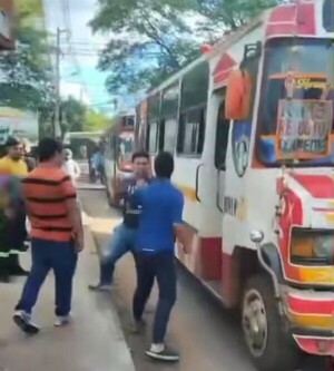 Popular / Choferes de micros ombojuasa paleta frente a sus pasajeros