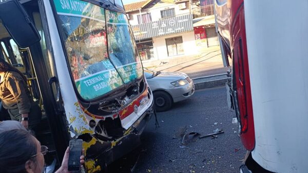 Choque de colectivos dejó al menos 20 heridos en Villa Elisa