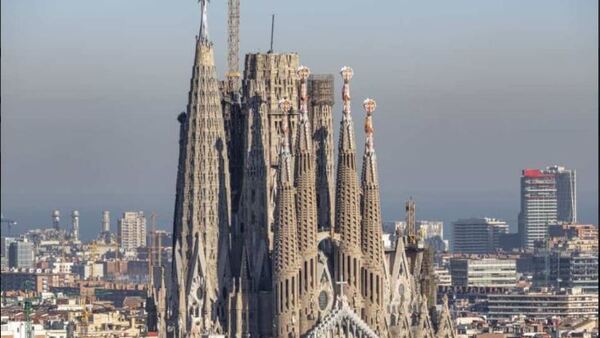 La icónica Sagrada Familia de Barcelona se convierte en la iglesia más alta del mundo