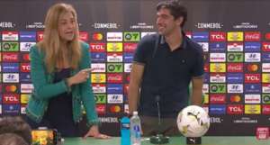 Versus / La presidenta del Palmeiras sorprendió a Abel Ferreira en plena conferencia