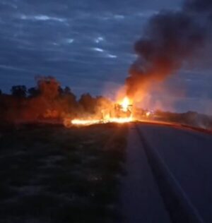 Tragedia en el Chaco: camión cisterna se incendió y acompañante murió calcinado - trece