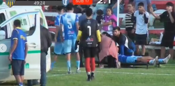 Popular / ¡Insólito! Ambulancia opyta con las puertas trabadas y no pudo auxiliar a futbolista lesionado