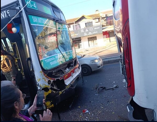 Popular / Choque entre micros dejó a varios pasajeros machucados