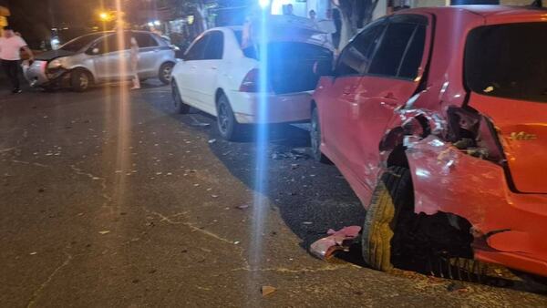 Se quedó dormida mientras manejaba y chocó contra tres vehículos