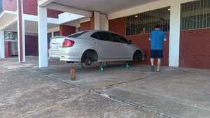 Roban las cuatro ruedas de un automóvil dentro de un edificio en Encarnación