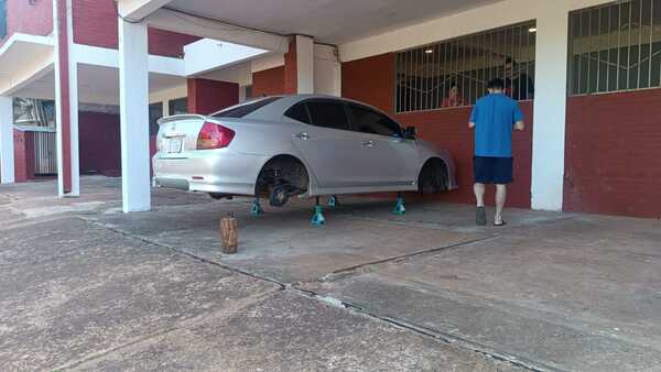 Roban las cuatro ruedas de un automóvil dentro de un edificio en Encarnación