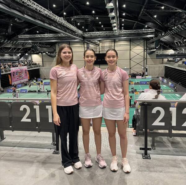 Hermanas paraguayas se detacaron en Lituana en justas internacionales de badminton - La Tribuna