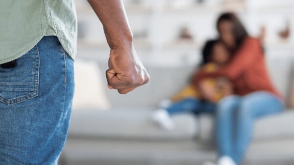 Le pegó, le intentó asfixiar varias veces y le llevó a su hija a la fuerza