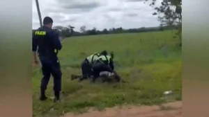 Policías abordan con violencia a un hombre de 60 años que circulaba con cosechadora por la banquina