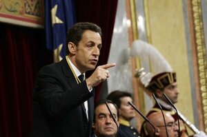 Una treintena de abogados denuncian al ministro de Justicia francés tras visitar en prisión a Sarkozy