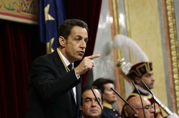 Una treintena de abogados denuncian al ministro de Justicia francés tras visitar en prisión a Sarkozy