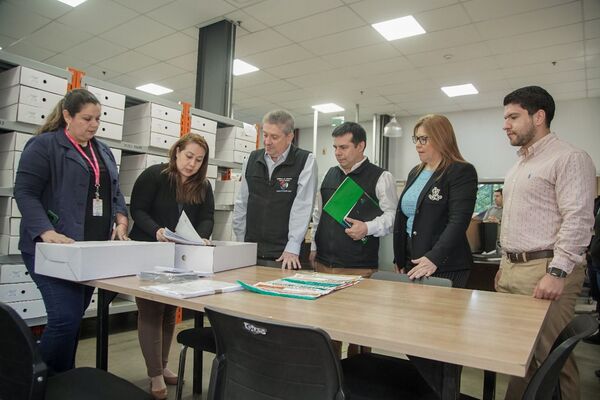 TSJE supervisa preparación de maletines electorales para comicios en Ciudad del Este