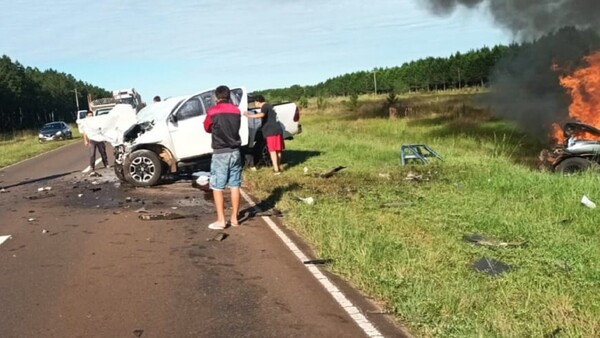 Madre e hijo paraguayos mueren en un choque frontal en Argentina