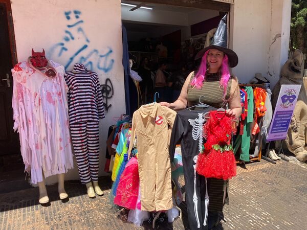 Halloween mueve el comercio local: La Encarnacena que hace magia con disfraces desde hace 20 años