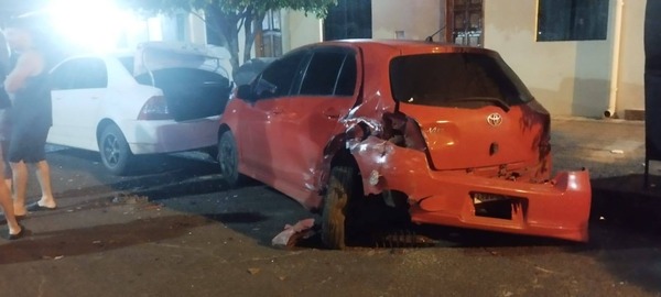 Hernandarias: conductora alcoholizada se llevó por delante tres vehículos estacionados
