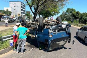 Colectivero loco provocó vuelco en avenida de Luque •