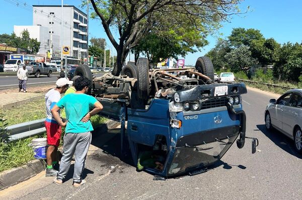 Colectivero loco provocó vuelco en avenida de Luque •