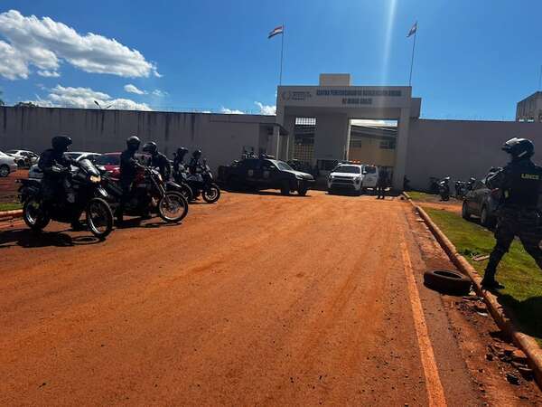 Video: con fuerte custodia, trasladan a “Tío Rico” a penal de Emboscada  - ABC en el Este - ABC Color