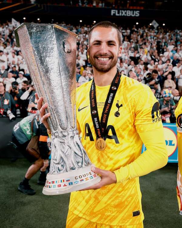 Alfie Whiteman cuelga los guantes a los 27 para ser fotógrafo y cineasta - Fútbol Internacional - ABC Color
