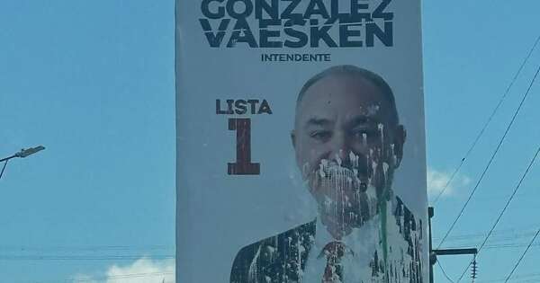 La Nación / Militantes de Yo Creo dañan busto de Bernardino Caballero y carteles de González Vaesken