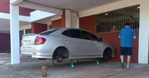 Diario HOY | Mientras dormía, le robaron las ruedas y dejaron su vehículo ‘sobre tacos’