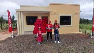 ALEX S.A. entrega una casa totalmente amoblada a una familia de Caaguazú - Empresariales - ABC Color