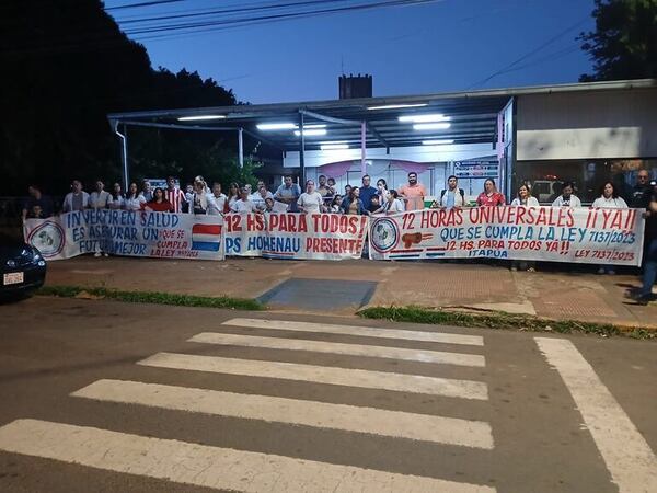 Médicos protestan en Encarnación y advierten con renuncias si no se reduce la carga horaria - Nacionales - ABC Color