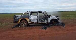 La Nación / Incineran camioneta usada en robo y huyen hacia estancia invadida