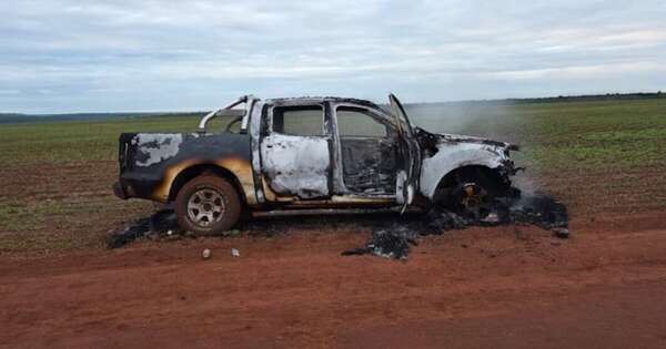 La Nación / Incineran camioneta usada en robo y huyen hacia estancia invadida