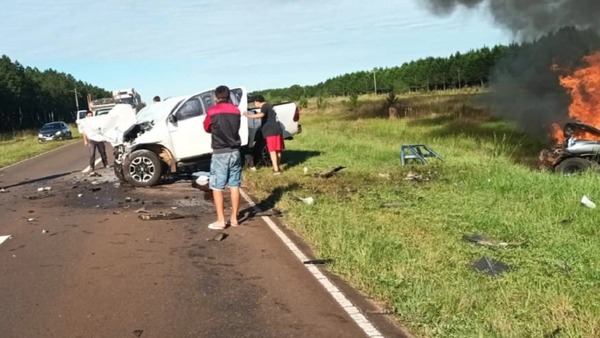 Dos paraguayos mueren en un choque frontal en Corrientes