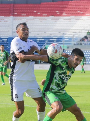 Noche de clásico blanco y negro en La Huerta