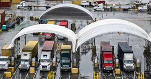 La Nación / EE. UU.: empiezan a regir los aranceles a camiones y autobuses