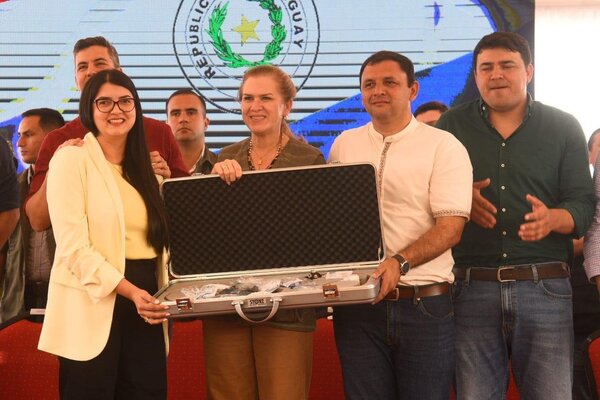 «Nuestra prioridad es dotar de equipos y reforzar recurso humano en el interior del país», dice ministra de Salud