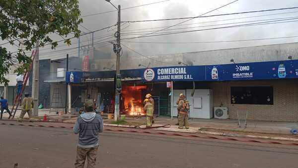 VORAZ INCENDIO EN LOCAL COMERCIAL DE CARMEN DEL PARANÁ