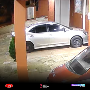 SEGUNDO ATAQUE AL MISMO VEHÍCULO EN EL BARRIO KA’AGUY RORY DE ENCARNACIÓN - «TVS DIGITAL»