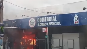 Bomberos combaten incendio de gran magnitud en un comercio de Carmen del Paraná
