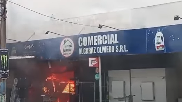 Bomberos combaten incendio de gran magnitud en un comercio de Carmen del Paraná