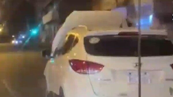 Video: Conductor de camioneta choca y huye con su capot abierto por las calles de Asunción