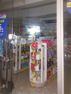 Luque: Policía busca a ladrón que rompió puerta de una farmacia  - Policiales - ABC Color