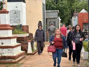 Intenso movimiento en el Cementerio de Encarnación por el Día de Todos los Santos - Nacionales - ABC Color
