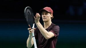 Sinner aplasta a un mermado Zverev y pasa a la final de París