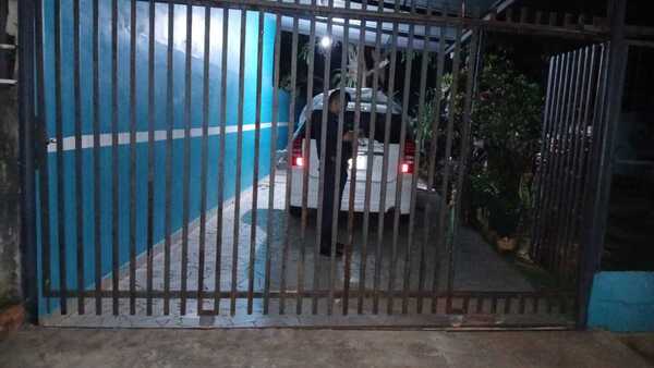 Hombres armados atacan a balazos una vivienda y un automóvil en Alto Paraná