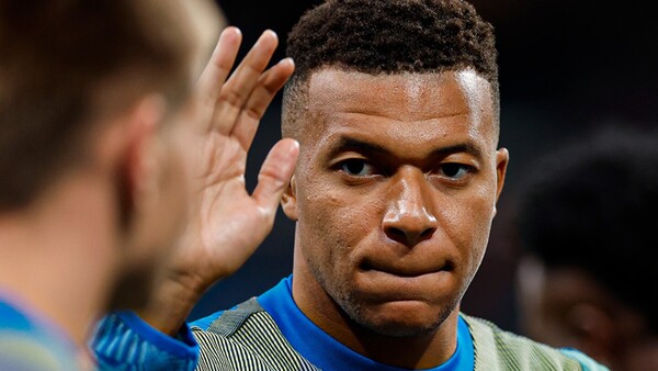 Mbappé ofrece la Bota de Oro a la afición en el Santiago Bernabéu