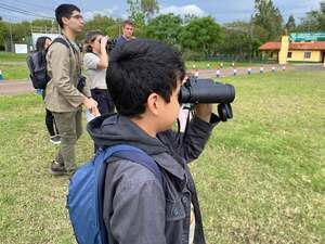 Avistamiento de aves atrae a decenas de familias al Parque Guasu