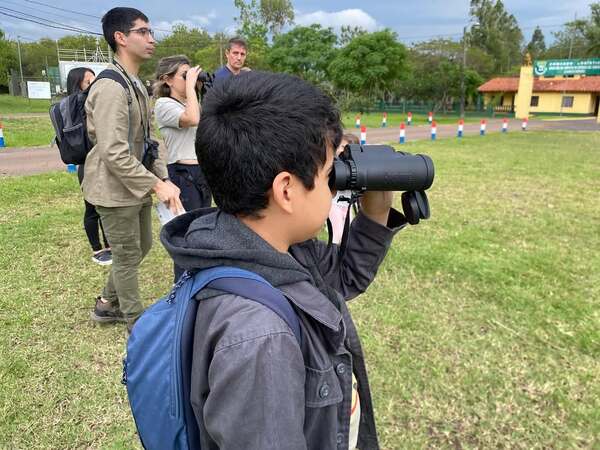 Avistamiento de aves atrae a decenas de familias al Parque Guasu