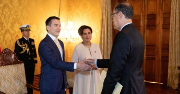 La Nación / Presidente de Ecuador recibió cartas credenciales del embajador paraguayo Roberto Benítez